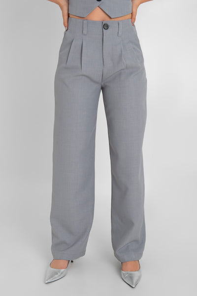 Pantalón de fit wide leg, cintura alta con trabillas, bolsillos delanteros, pinzas frontales, cierre frontal con cremallera oculta y botón en contraste.