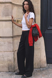 Pantalón de fit wide leg, cintura alta con pretina, pinzas frontales, bolsillos delanteros y vivos decorativos posteriores. Cierre frontal con broche y cremallera ocultos. Detalle v en pretina posterior.