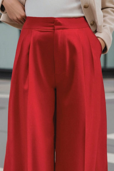 Pantalón de fit wide leg, cintura alta con pretina, pinzas frontales, bolsillos delanteros y vivos decorativos posteriores. Cierre frontal con broche y cremallera ocultos. Detalle v en pretina posterior.