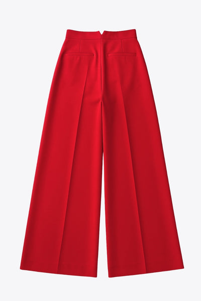 Pantalón de fit wide leg, cintura alta con pretina, pinzas frontales, bolsillos delanteros y vivos decorativos posteriores. Cierre frontal con broche y cremallera ocultos. Detalle v en pretina posterior.