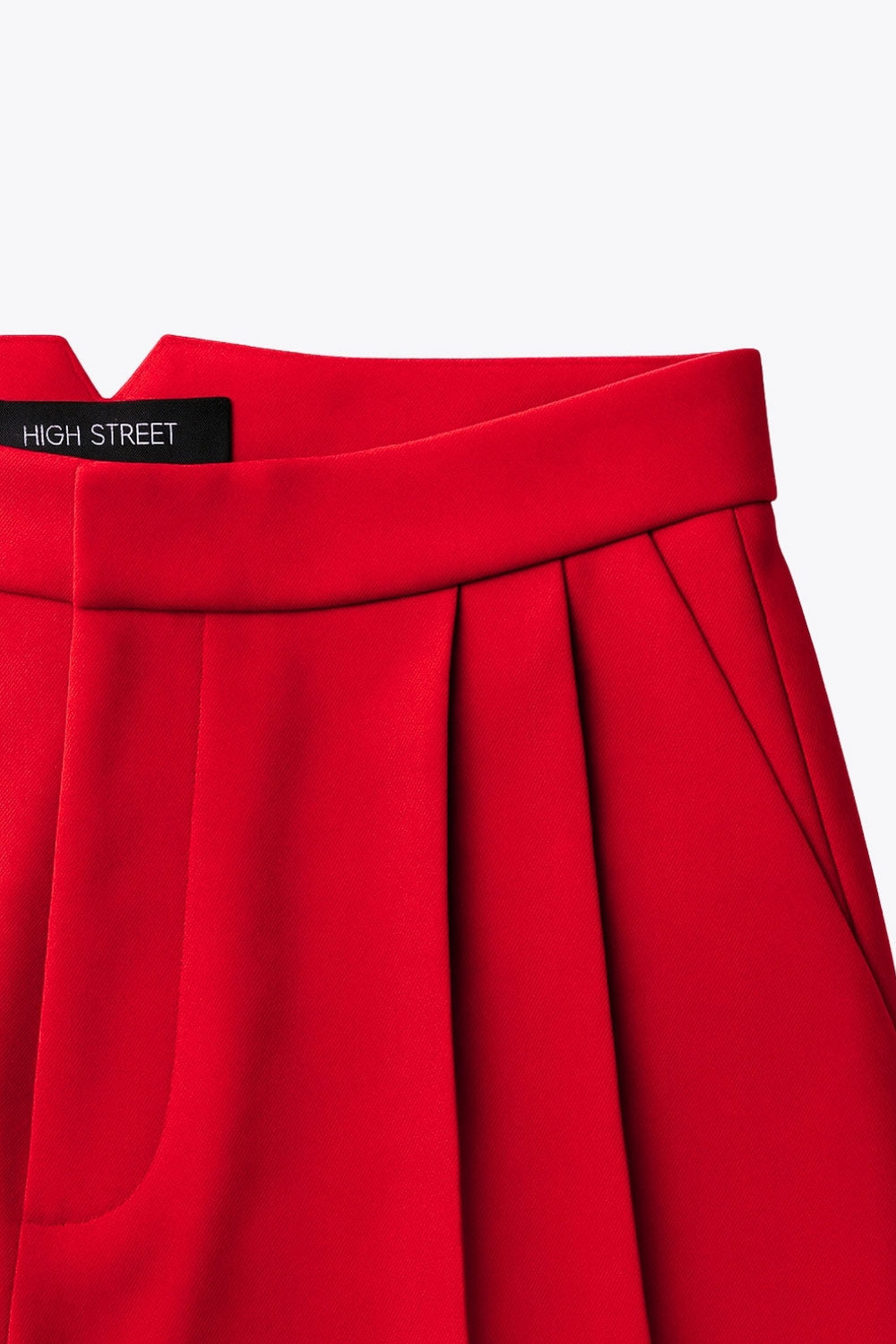 Pantalón de fit wide leg, cintura alta con pretina, pinzas frontales, bolsillos delanteros y vivos decorativos posteriores. Cierre frontal con broche y cremallera ocultos. Detalle v en pretina posterior.