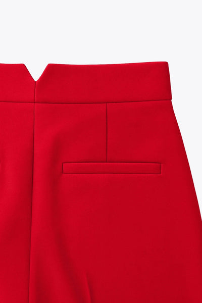 Pantalón de fit wide leg, cintura alta con pretina, pinzas frontales, bolsillos delanteros y vivos decorativos posteriores. Cierre frontal con broche y cremallera ocultos. Detalle v en pretina posterior.