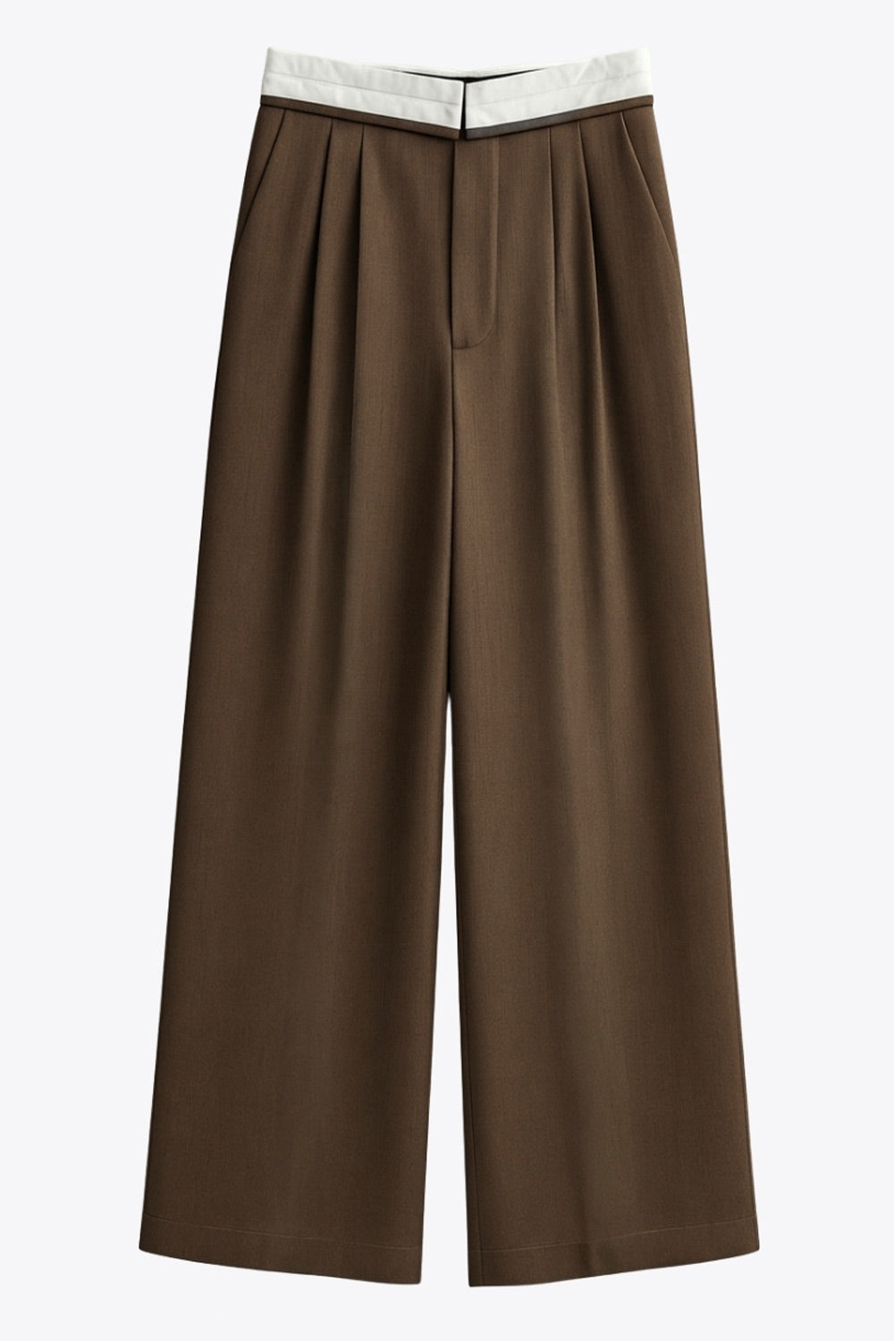 Pantalón de fit wide leg, pinzas frontales, cintura media, pretina con detalle de tailoring en contraste, bolsillos delanteros y vivos decorativos posteriores. Cierre frontal con broche y cremallera ocultos.