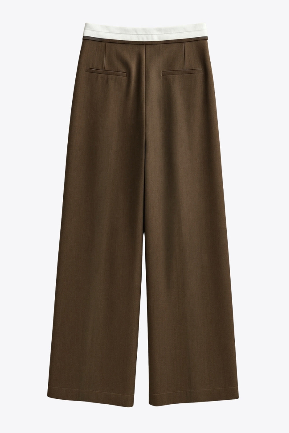 Pantalón de fit wide leg, pinzas frontales, cintura media, pretina con detalle de tailoring en contraste, bolsillos delanteros y vivos decorativos posteriores. Cierre frontal con broche y cremallera ocultos.