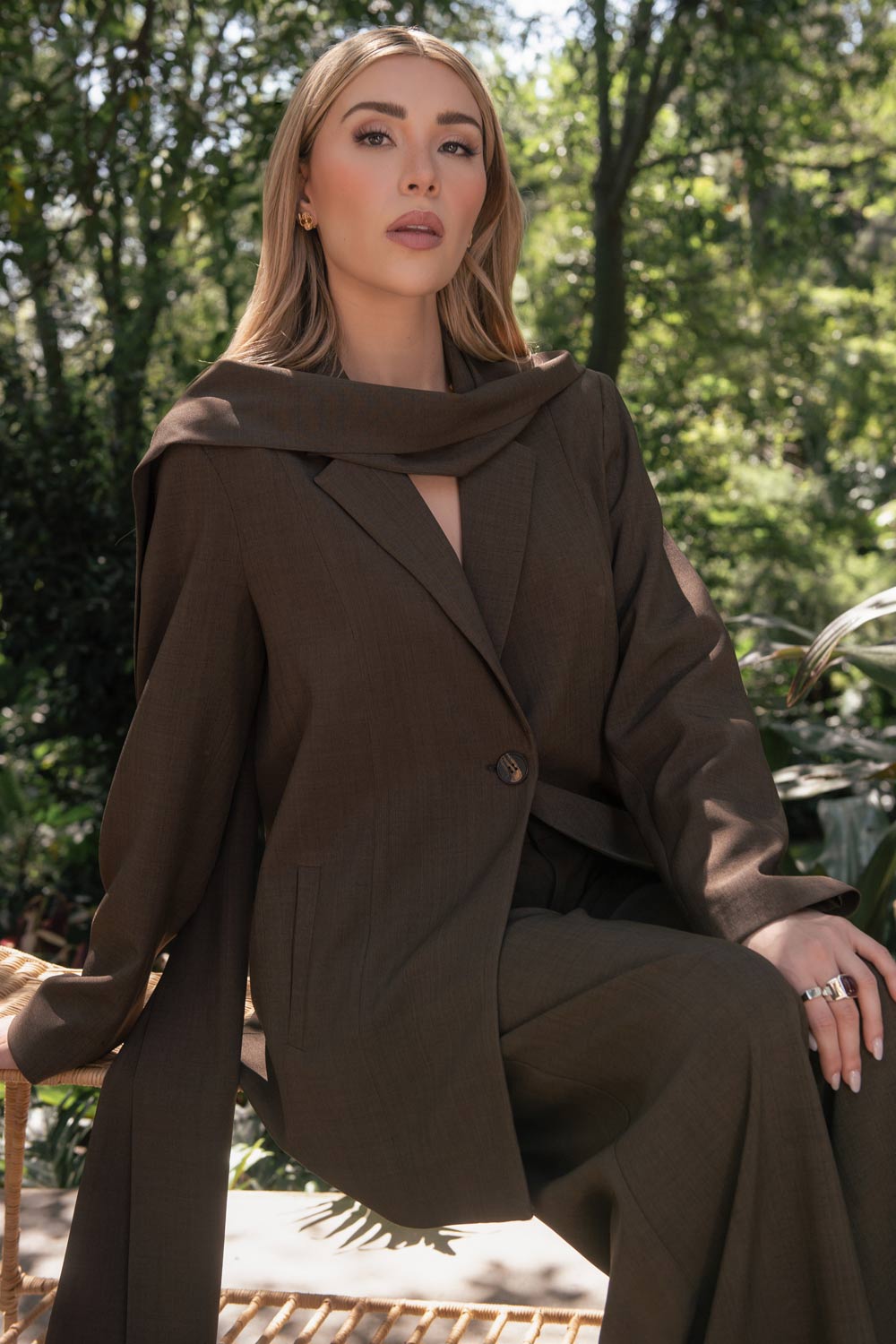 Pantalón de fit wide leg, cintura alta con pretina y trabillas, bolsillos delanteros y pinzas frontales. Cierre frontal con botón y cremallera oculta.