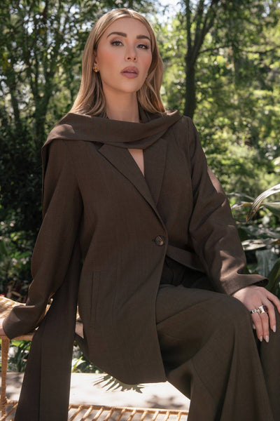 Pantalón de fit wide leg, cintura alta con pretina y trabillas, bolsillos delanteros y pinzas frontales. Cierre frontal con botón y cremallera oculta.