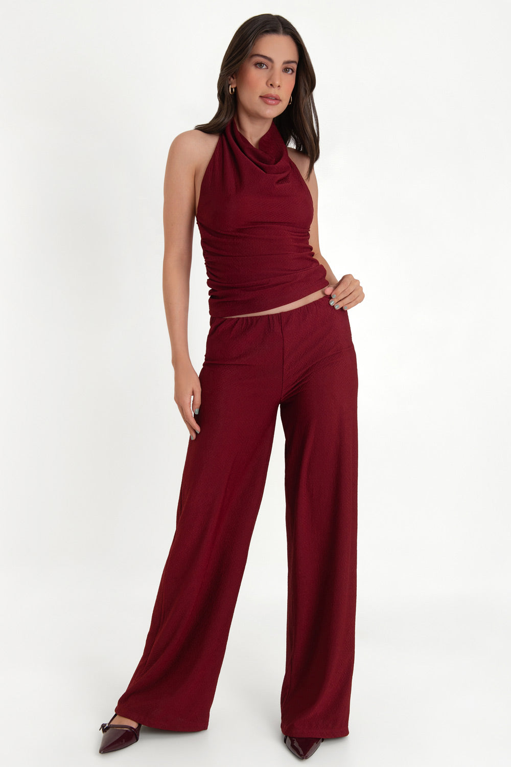 Pantalón de fit wide leg, cintura alta elástica con plisados y detalle de textura en tejido.