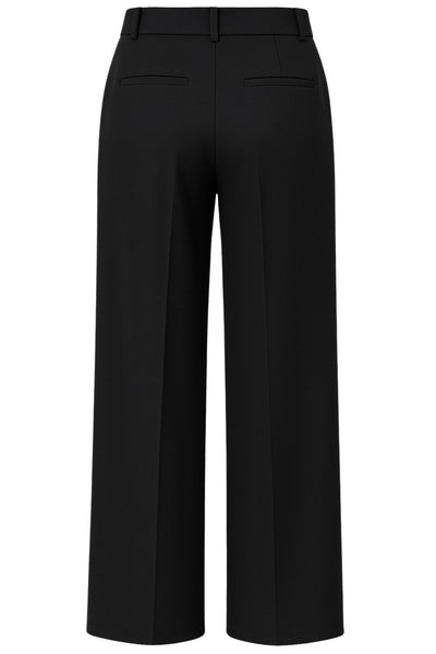 Pantalón de fit wide leg, pinzas frontales, cintura alta con pretina y trabillas, bolsillos delanteros y posteriores con vivos. Cierre frontal con botón y cremallera oculta.