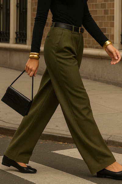 Pantalón de fit wide leg, pinzas frontales, cintura alta con pretina y trabillas, bolsillos delanteros y posteriores con vivos. Cierre frontal con botón y cremallera oculta.