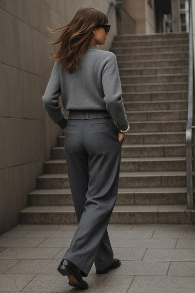 Pantalón de fit wide leg, pinzas frontales, cintura alta con pretina y trabillas, bolsillos delanteros y posteriores con vivos. Cierre frontal con botón y cremallera oculta.