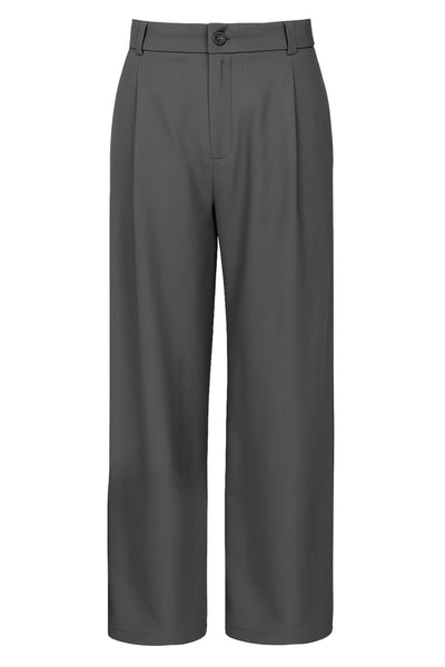 Pantalón de fit wide leg, pinzas frontales, cintura alta con pretina y trabillas, bolsillos delanteros y posteriores con vivos. Cierre frontal con botón y cremallera oculta.