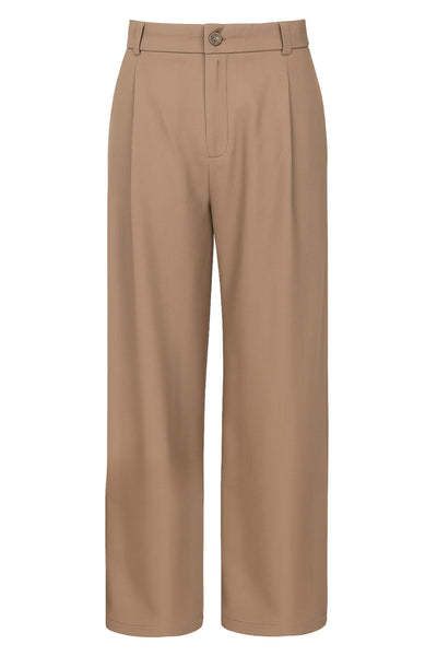 Pantalón de fit wide leg, pinzas frontales, cintura alta con pretina y trabillas, bolsillos delanteros y posteriores con vivos. Cierre frontal con botón y cremallera oculta.