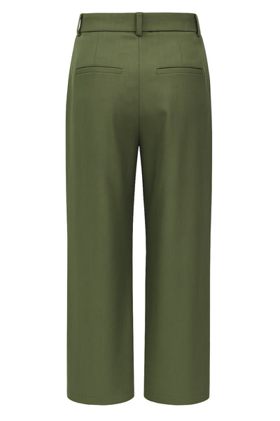 Pantalón de fit wide leg, pinzas frontales, cintura alta con pretina y trabillas, bolsillos delanteros y posteriores con vivos. Cierre frontal con botón y cremallera oculta.