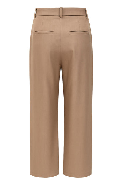 Pantalón de fit wide leg, pinzas frontales, cintura alta con pretina y trabillas, bolsillos delanteros y posteriores con vivos. Cierre frontal con botón y cremallera oculta.