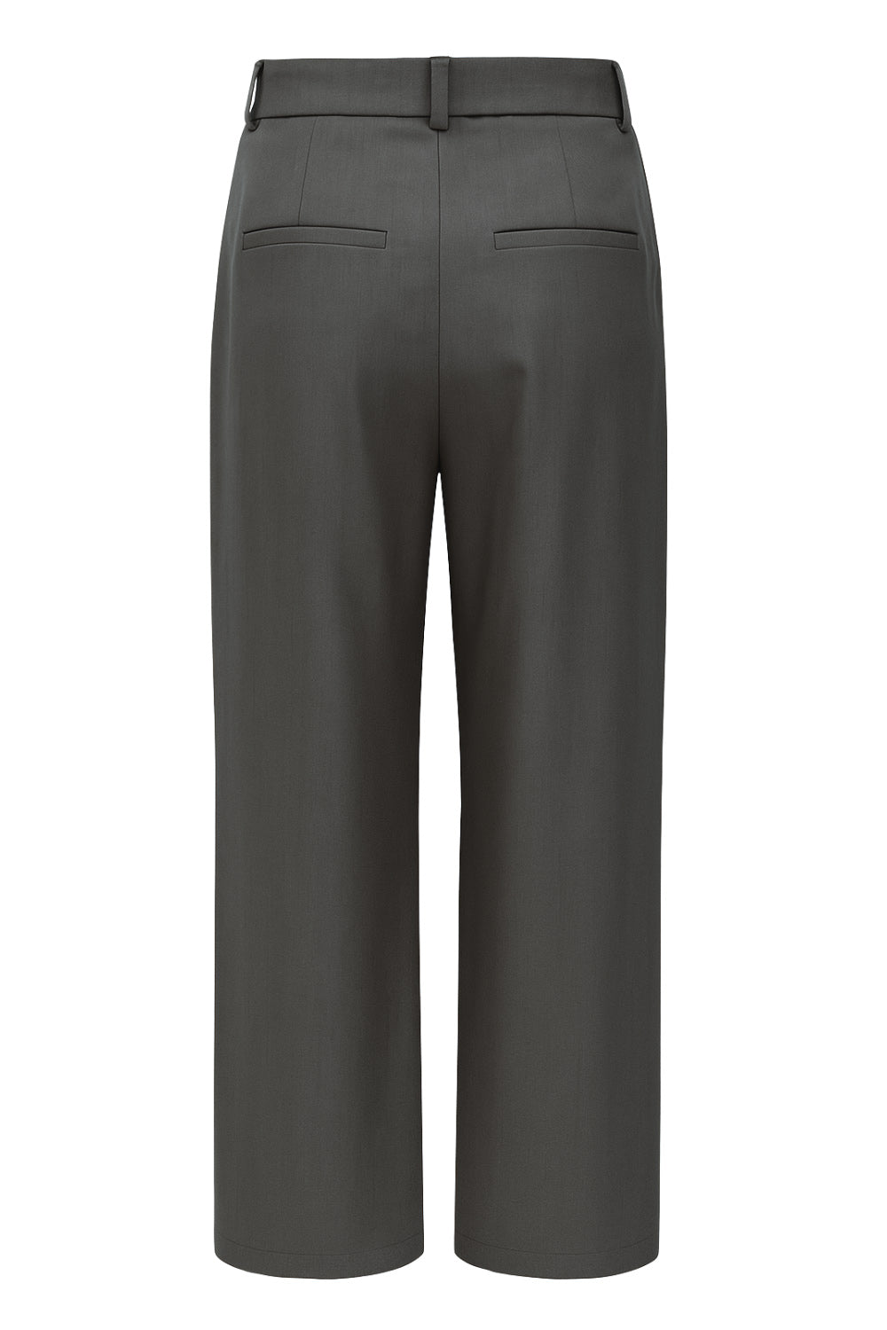 Pantalón de fit wide leg, pinzas frontales, cintura alta con pretina y trabillas, bolsillos delanteros y posteriores con vivos. Cierre frontal con botón y cremallera oculta.