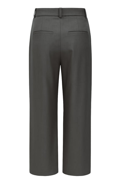 Pantalón de fit wide leg, pinzas frontales, cintura alta con pretina y trabillas, bolsillos delanteros y posteriores con vivos. Cierre frontal con botón y cremallera oculta.