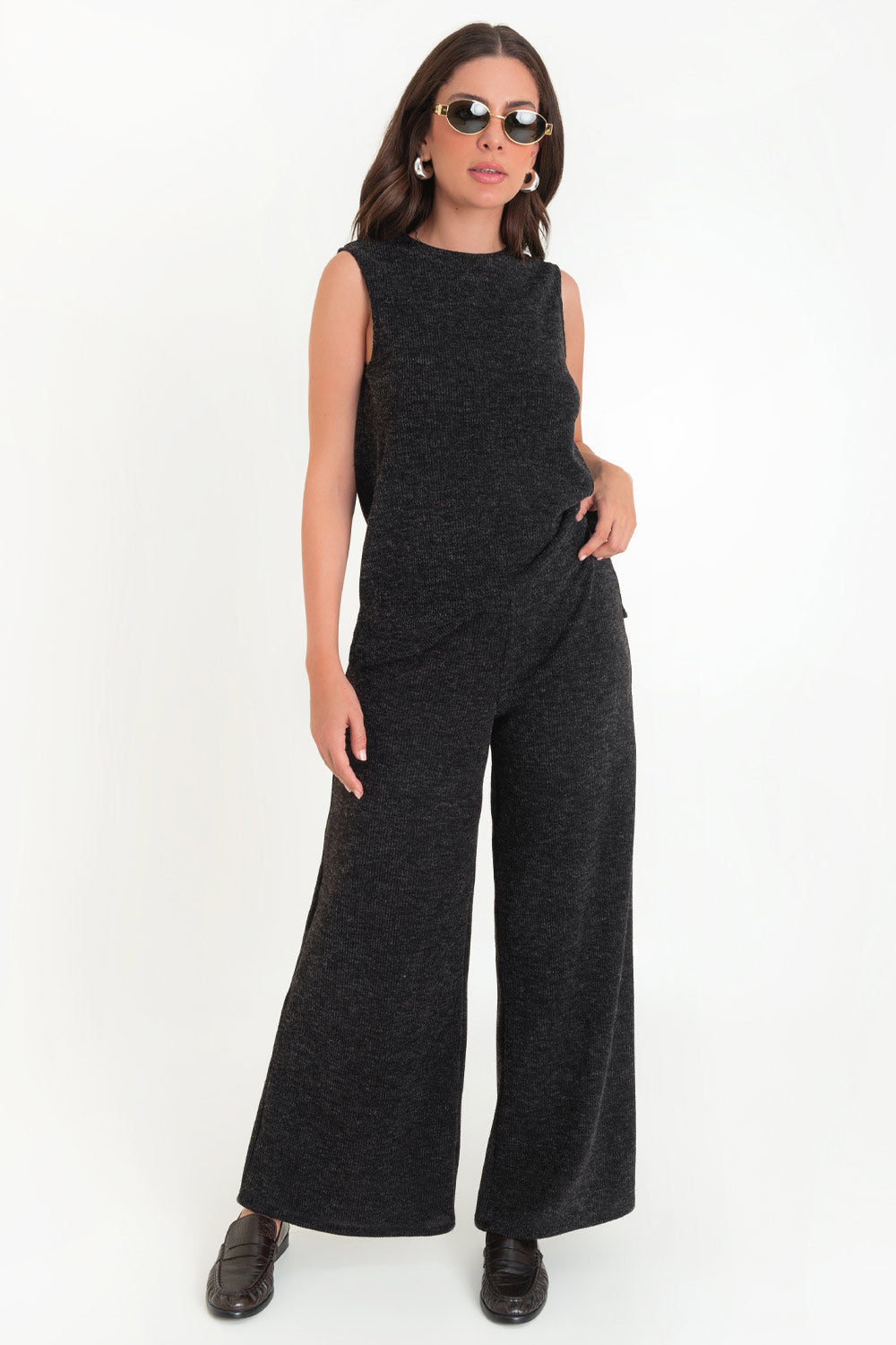 Pantalón canalé de tejido de punto, fit wide leg y cintura alta con pretina elástica.