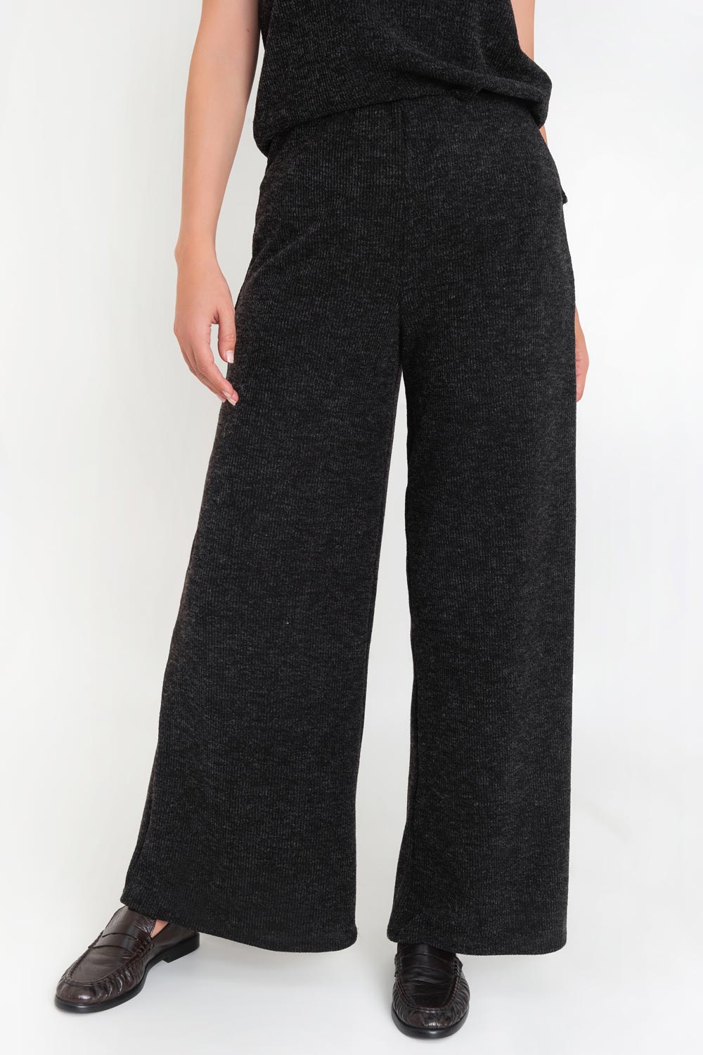 Pantalón canalé de tejido de punto, fit wide leg y cintura alta con pretina elástica.