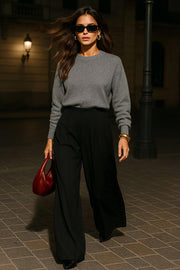 Pantalón de fit wide leg, cintura alta, pinzas frontales con raya, vivos decorativos posteriores, cierre frontal con broche y cremallera ocultos.