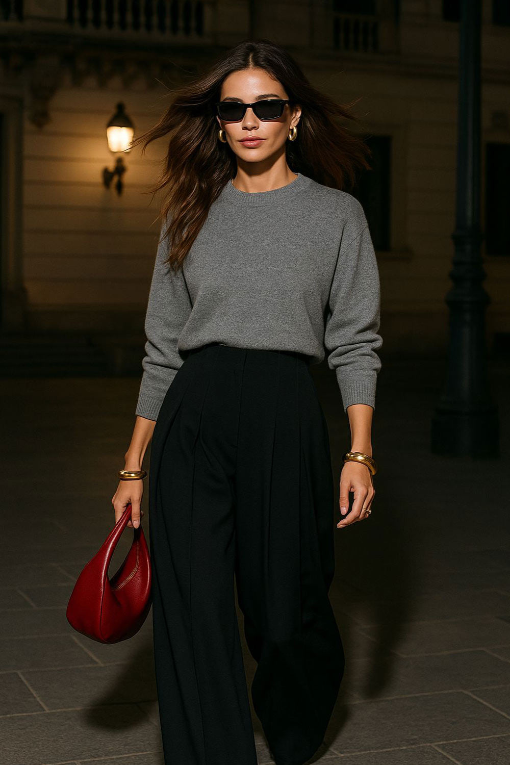 Pantalón de fit wide leg, cintura alta, pinzas frontales con raya, vivos decorativos posteriores, cierre frontal con broche y cremallera ocultos.