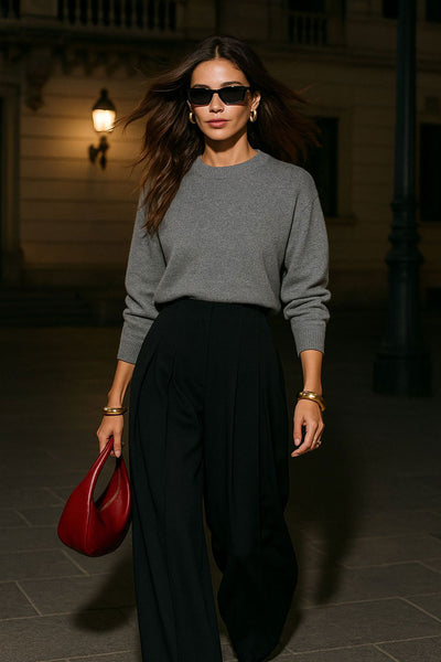 Pantalón de fit wide leg, cintura alta, pinzas frontales con raya, vivos decorativos posteriores, cierre frontal con broche y cremallera ocultos.