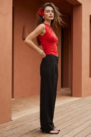 Pantalón de fit wide leg, cintura alta, pinzas frontales con raya, vivos decorativos posteriores, cierre frontal con broche y cremallera ocultos.