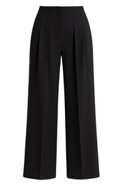 Pantalón de fit wide leg, cintura alta, pinzas frontales con raya, vivos decorativos posteriores, cierre frontal con broche y cremallera ocultos.