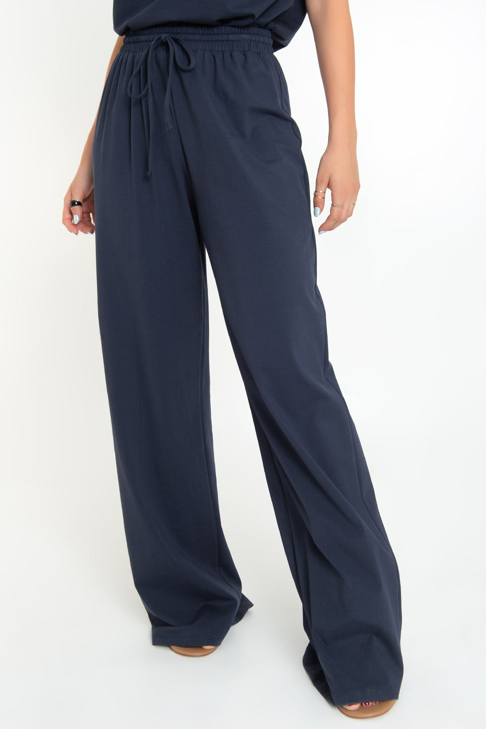 Pantalón de fit wide leg, cintura alta con pretina elástica y jareta frontal ajustable.