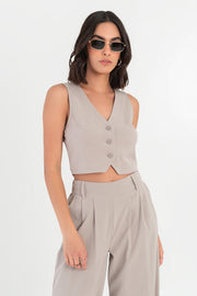 Pantalón de fit wide leg, cintura alta con pretina elástica posterior, trabillas, pinzas frontales y bolsillos delanteros.
