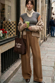 Pantalón de fit wide leg, cintura alta con pretina elástica posterior, trabillas, pinzas frontales y bolsillos delanteros.