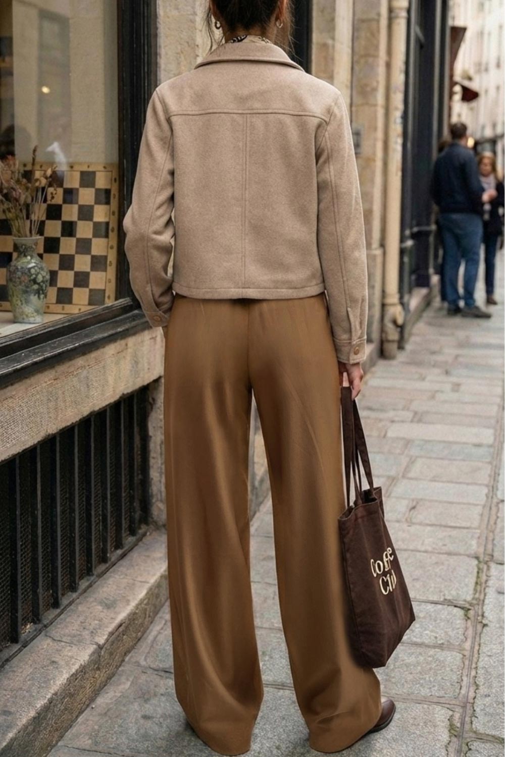 Pantalón de fit wide leg, cintura alta con pretina elástica posterior, trabillas, pinzas frontales y bolsillos delanteros.