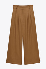 Pantalón de fit wide leg, cintura alta con pretina elástica posterior, trabillas, pinzas frontales y bolsillos delanteros.