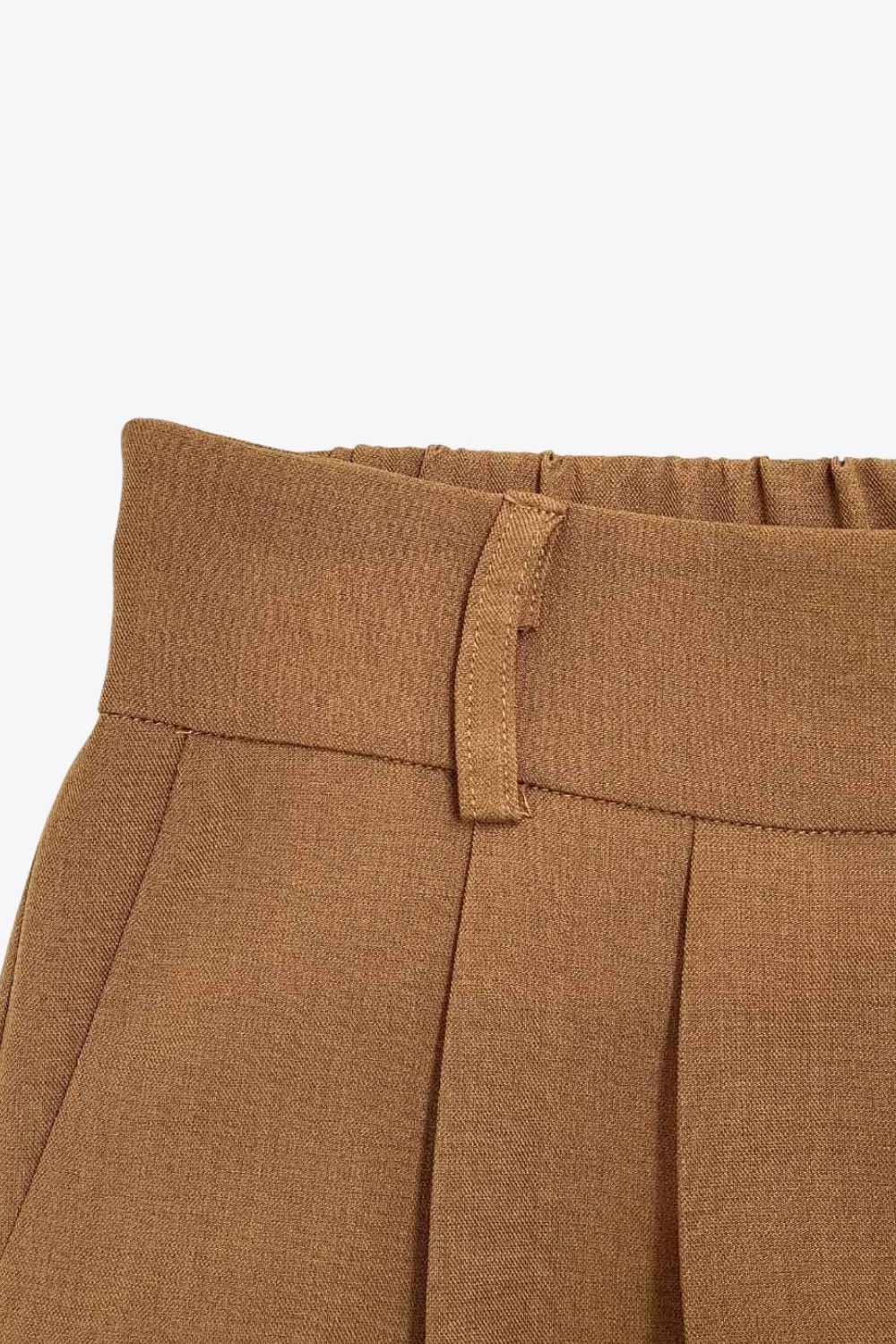 Pantalón de fit wide leg, cintura alta con pretina elástica posterior, trabillas, pinzas frontales y bolsillos delanteros.