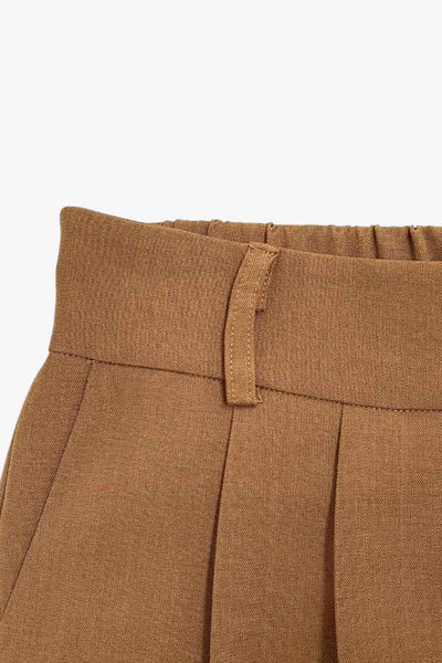 Pantalón de fit wide leg, cintura alta con pretina elástica posterior, trabillas, pinzas frontales y bolsillos delanteros.