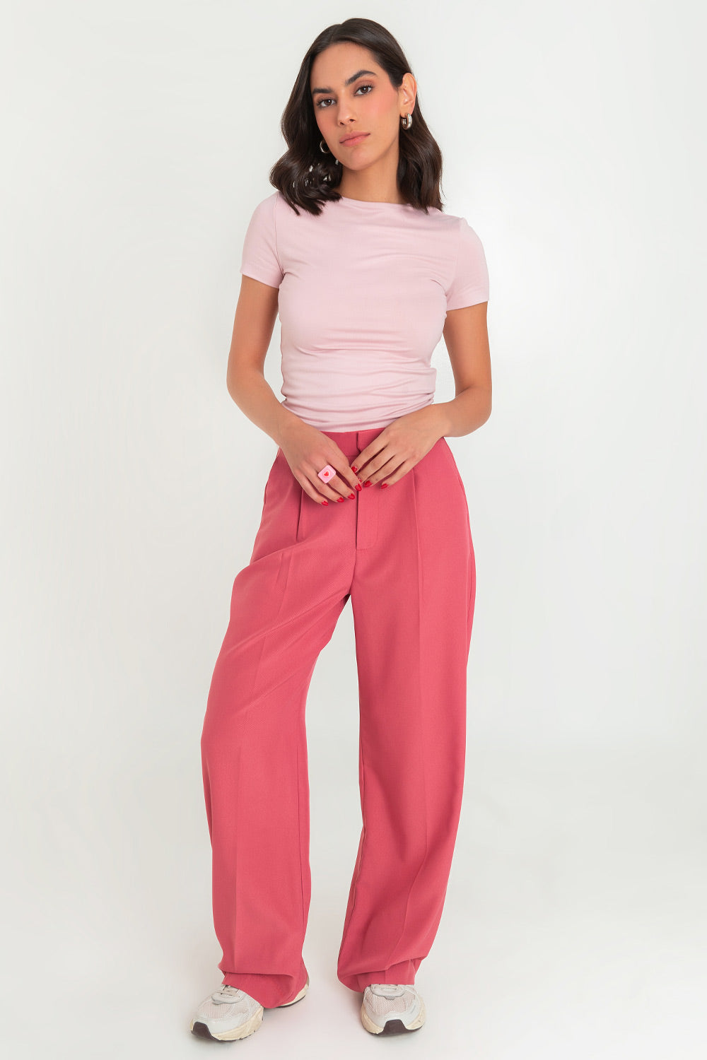 Pantalón wide leg de cintura alta con pretina y trabillas, pierna amplia con pinzas frontales, bolsillos delanteros y cierre frontal con cremallera oculta y broche.