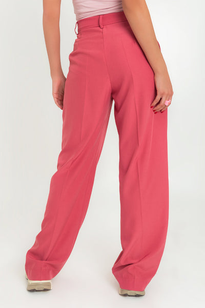 Pantalón wide leg de cintura alta con pretina y trabillas, pierna amplia con pinzas frontales, bolsillos delanteros y cierre frontal con cremallera oculta y broche.