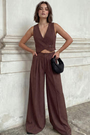 Pantalón de fit wide leg, estampado rayas, cintura alta, pinzas frontales, bolsillos delanteros, cierre frontal con botón y cremallera oculta.