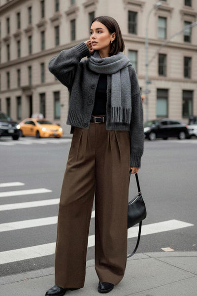 Pantalón de fit wide leg, pinzas frontales, cintura alta con pretina y trabillas, bolsillos delanteros, cierre frontal con broche y cremallera ocultos.