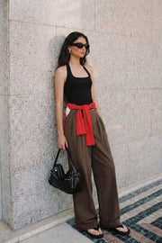 Pantalón de fit wide leg, pinzas frontales, cintura alta con pretina y trabillas, bolsillos delanteros, cierre frontal con broche y cremallera ocultos.