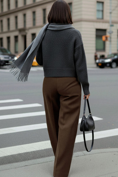 Pantalón de fit wide leg, pinzas frontales, cintura alta con pretina y trabillas, bolsillos delanteros, cierre frontal con broche y cremallera ocultos.