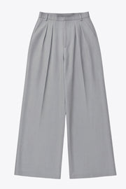 Pantalón de fit wide leg, pinzas frontales, cintura alta con pretina y trabillas, bolsillos delanteros, cierre frontal con broche y cremallera ocultos.