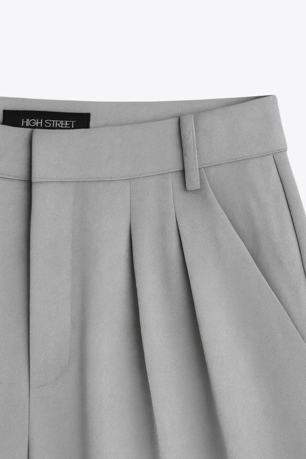 Pantalón de fit wide leg, pinzas frontales, cintura alta con pretina y trabillas, bolsillos delanteros, cierre frontal con broche y cremallera ocultos.