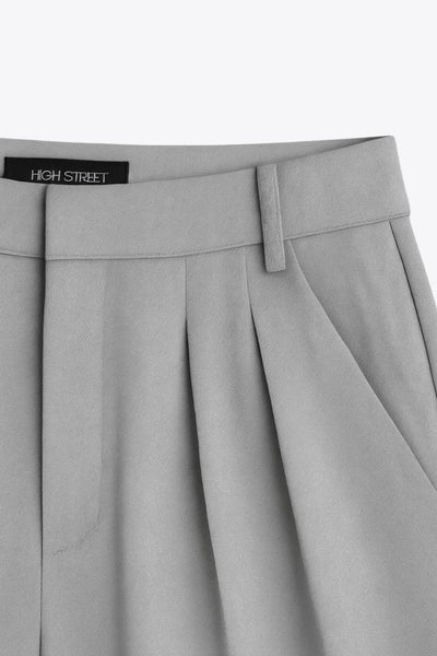 Pantalón de fit wide leg, pinzas frontales, cintura alta con pretina y trabillas, bolsillos delanteros, cierre frontal con broche y cremallera ocultos.