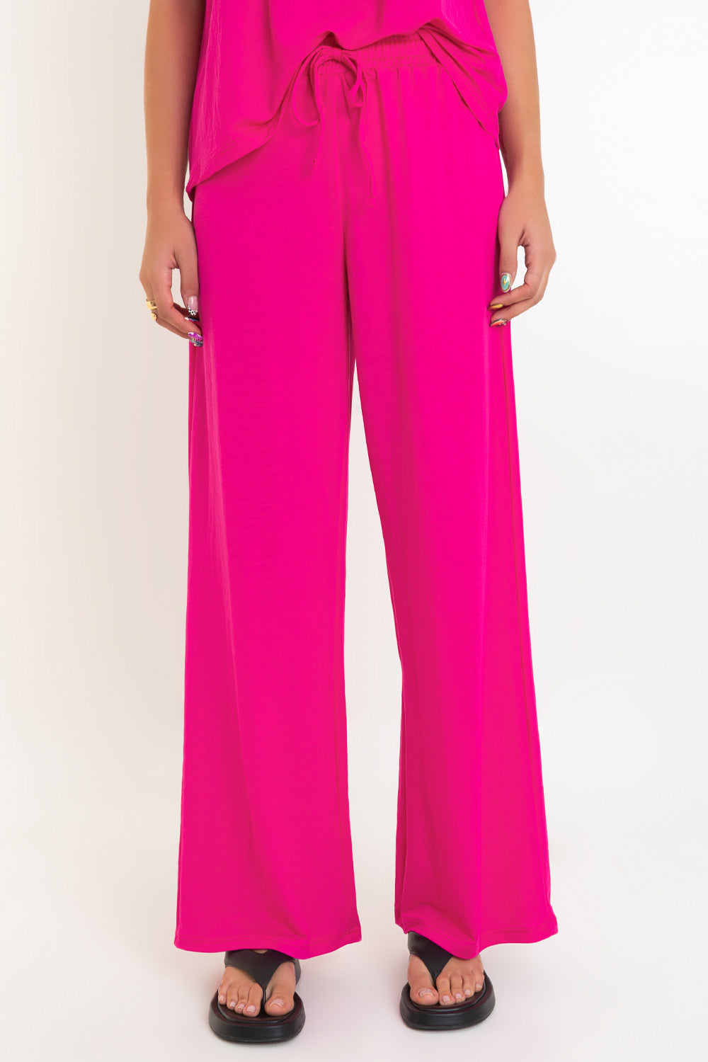 Pantalón de fit wide leg, cintura alta con pretina elástica y jareta frontal ajustable.