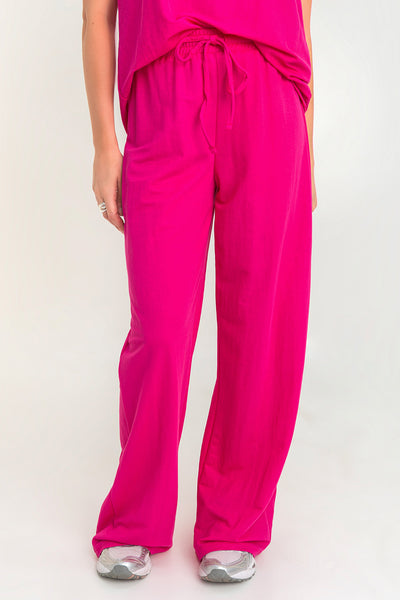 Pantalón de fit wide leg, cintura alta con pretina elástica y jareta frontal ajustable.