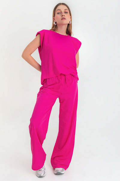 Pantalón de fit wide leg, cintura alta con pretina elástica y jareta frontal ajustable.