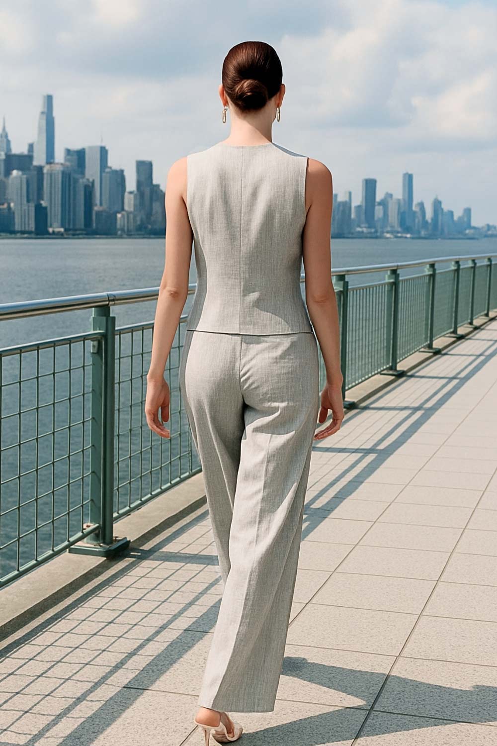 Pantalón de fit wide leg, cintura alta con pretina elástica posterior y trabillas, pinzas frontales, bolsillos delanteros, vivo decorativo posterior, detalle de raya frontal y posterior. Cierre frontal con broche y cremallera ocultos.