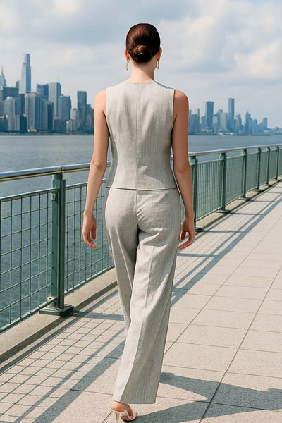 Pantalón de fit wide leg, cintura alta con pretina elástica posterior y trabillas, pinzas frontales, bolsillos delanteros, vivo decorativo posterior, detalle de raya frontal y posterior. Cierre frontal con broche y cremallera ocultos.