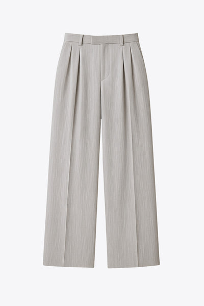 Pantalón de fit wide leg, cintura alta con pretina elástica posterior y trabillas, pinzas frontales, bolsillos delanteros, vivo decorativo posterior, detalle de raya frontal y posterior. Cierre frontal con broche y cremallera ocultos.