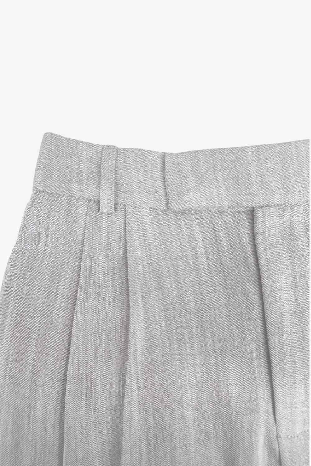 Pantalón de fit wide leg, cintura alta con pretina elástica posterior y trabillas, pinzas frontales, bolsillos delanteros, vivo decorativo posterior, detalle de raya frontal y posterior. Cierre frontal con broche y cremallera ocultos.